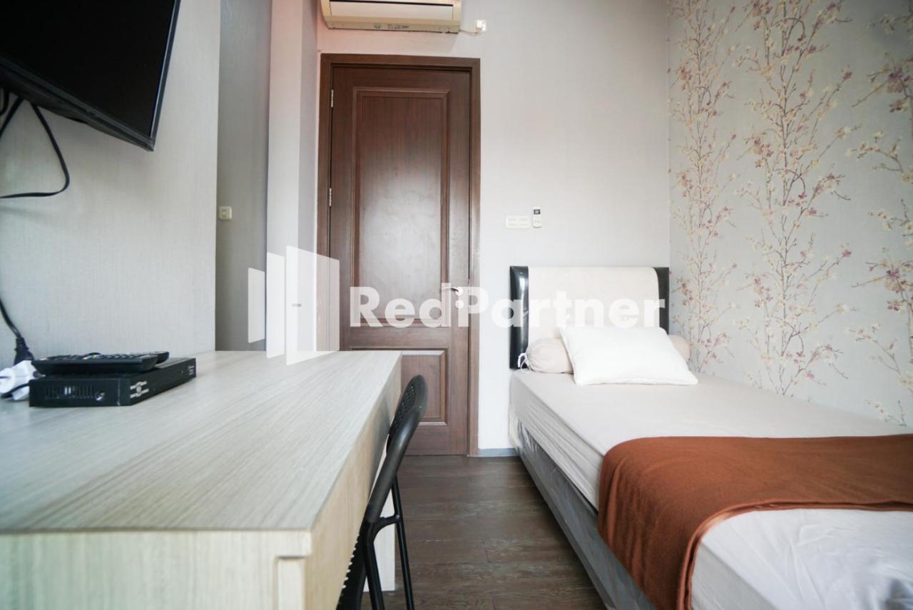 Отель Toba Mansion Syariah Near Benhil Redpartner Джакарта Экстерьер фото