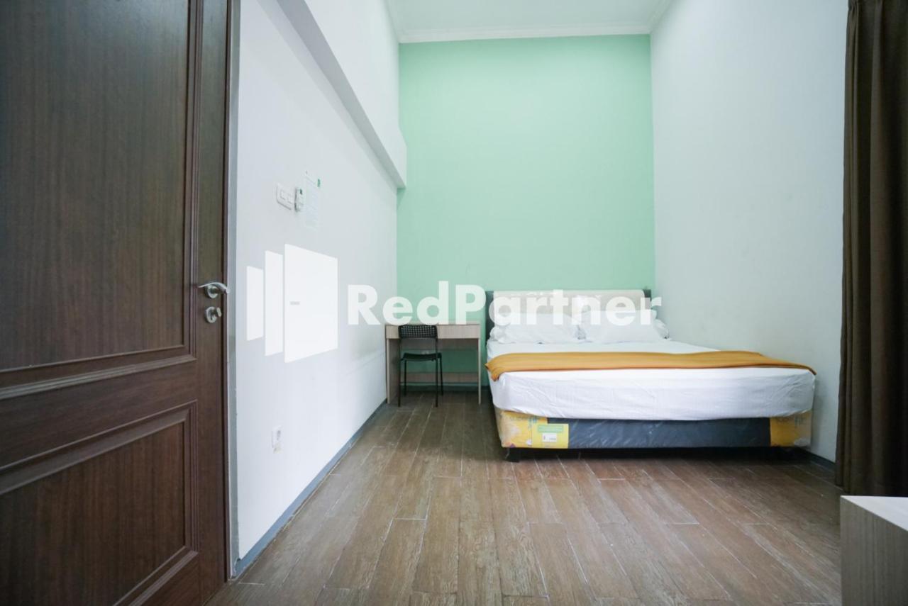 Отель Toba Mansion Syariah Near Benhil Redpartner Джакарта Экстерьер фото