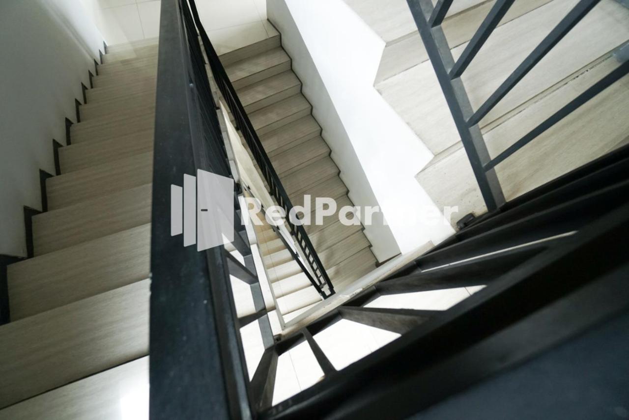 Отель Toba Mansion Syariah Near Benhil Redpartner Джакарта Экстерьер фото