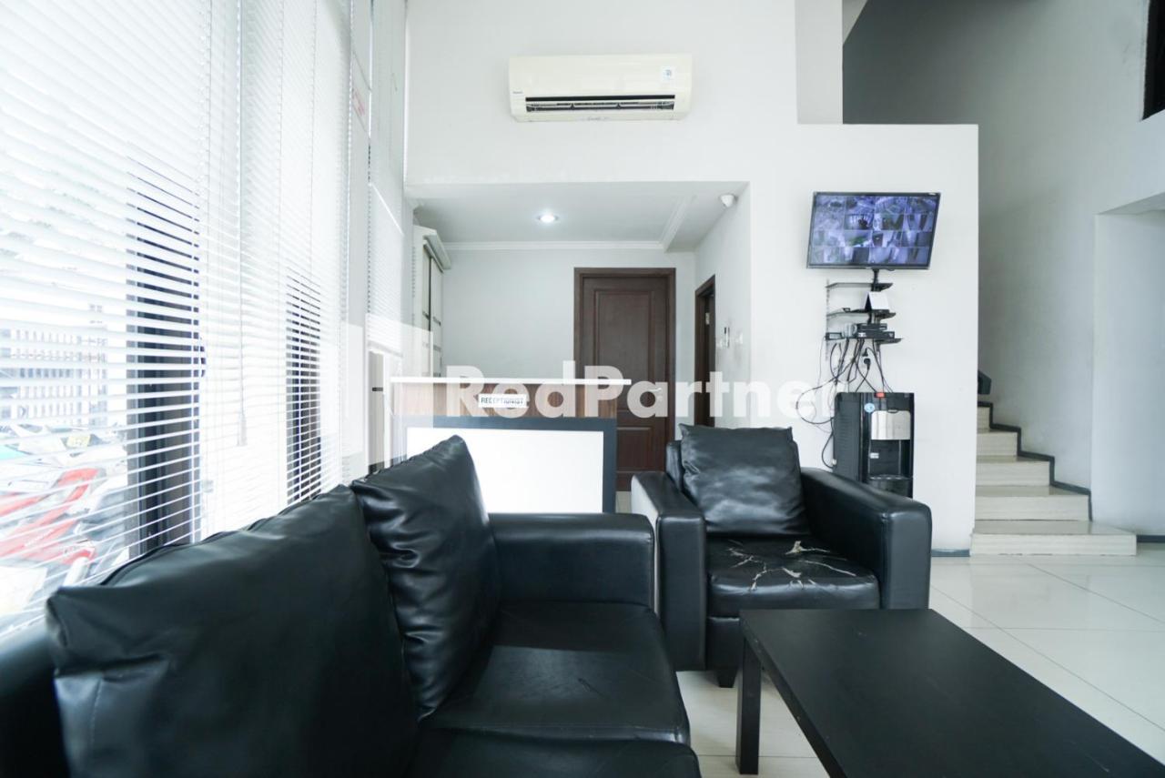 Отель Toba Mansion Syariah Near Benhil Redpartner Джакарта Экстерьер фото