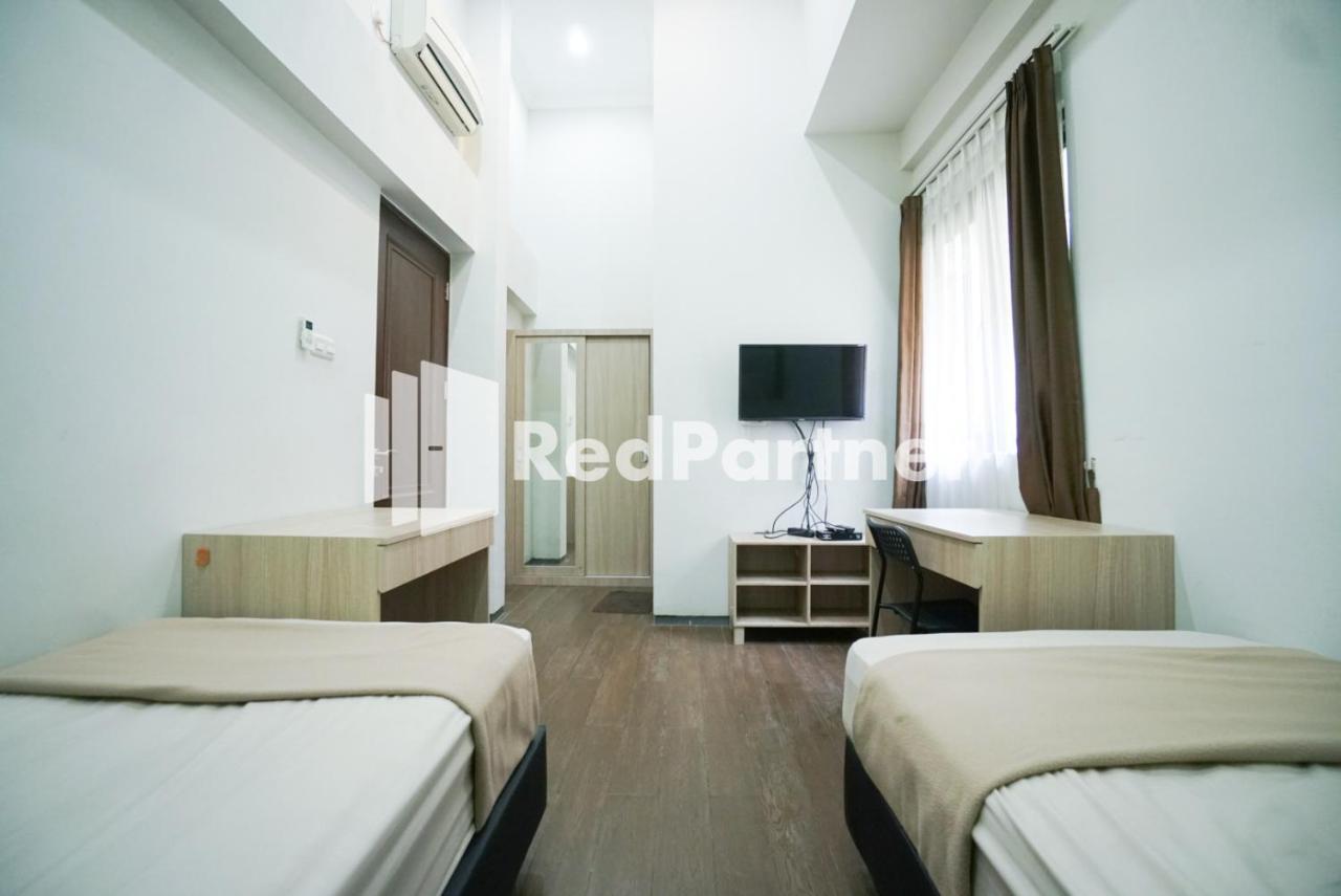 Отель Toba Mansion Syariah Near Benhil Redpartner Джакарта Экстерьер фото