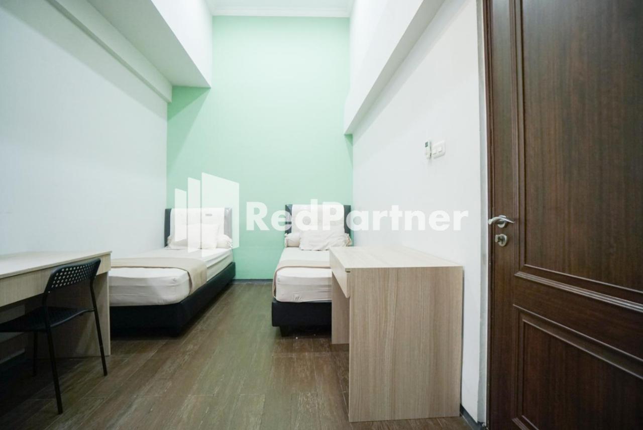 Отель Toba Mansion Syariah Near Benhil Redpartner Джакарта Экстерьер фото