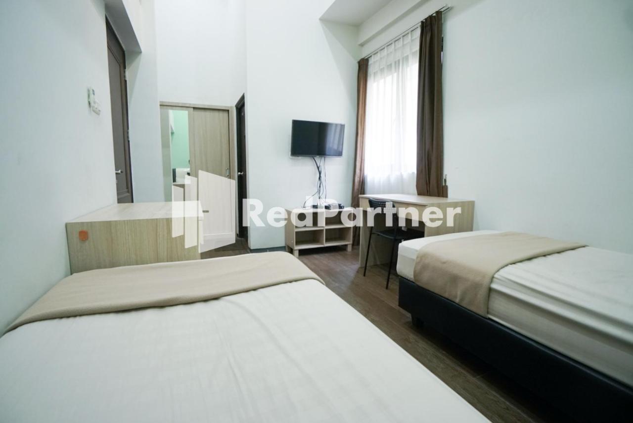 Отель Toba Mansion Syariah Near Benhil Redpartner Джакарта Экстерьер фото