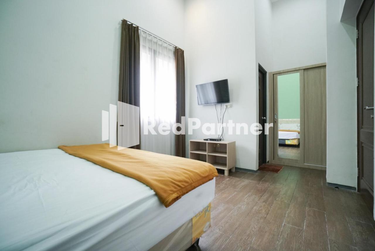 Отель Toba Mansion Syariah Near Benhil Redpartner Джакарта Экстерьер фото