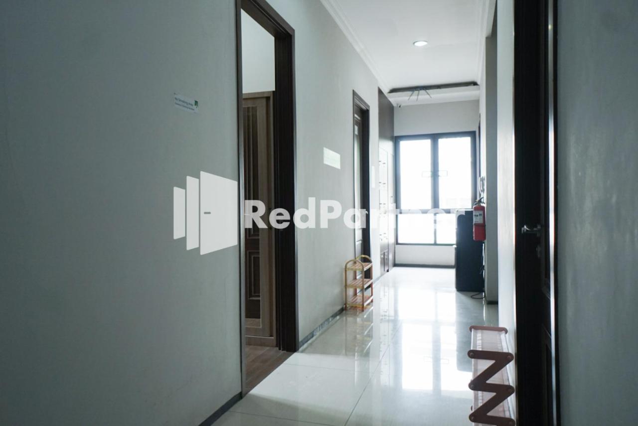 Отель Toba Mansion Syariah Near Benhil Redpartner Джакарта Экстерьер фото